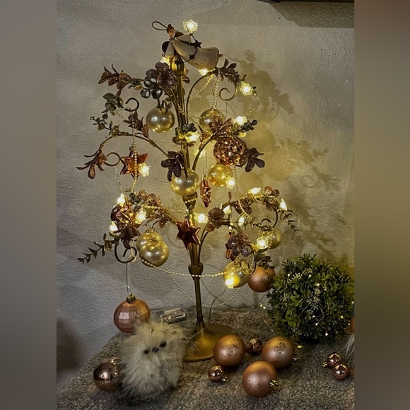 Elegant Holiday Tree with Red and Pink Ornaments - Picture 3 of 5